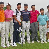 日本ジュニア優勝の篠（中央）と吉岡徹治氏（右端）を囲む選手たち 2015年 日本ジュニアゴルフ選手権 最終日 集合写真