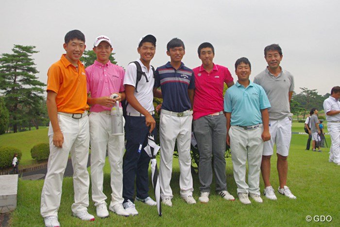 日本ジュニア優勝の篠（中央）と吉岡徹治氏（右端）を囲む選手たち 2015年 日本ジュニアゴルフ選手権 最終日 集合写真