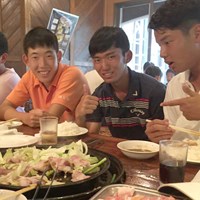 優勝後はすぐに近隣のレストランでたらふく食事を食べた篠優希たち（撮影：吉岡徹治） 2015年 日本ジュニアゴルフ選手権 最終日 食事