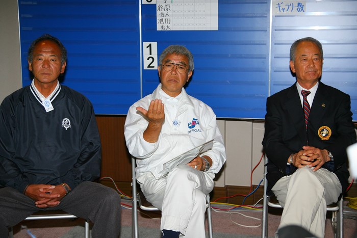 PGAの松井功会長（右）らが会見を開き、経緯を説明 2009年 日本プロゴルフ選手権 初日