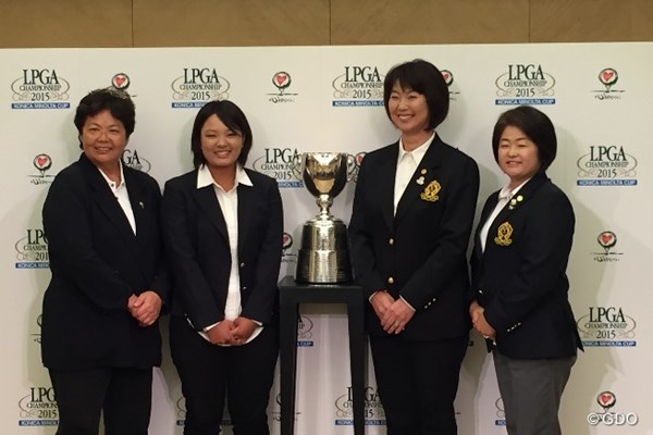 2015年 日本女子プロゴルフ選手権大会コニカミノルタ杯 事前 記者会見 記者会見に登場した鈴木愛（左から2番目）は緊張の面持ちで連覇への意欲を語った