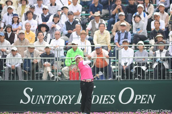 サントリーレディスオープンゴルフトーナメント初日 有村智恵 初日から大勢のギャラリーが駆けつけました。モデルは智恵ちゃん
