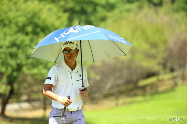 2015年 RIZAP KBCオーガスタゴルフトーナメント 初日 上井邦裕 最近は男子でも日傘するのか。
