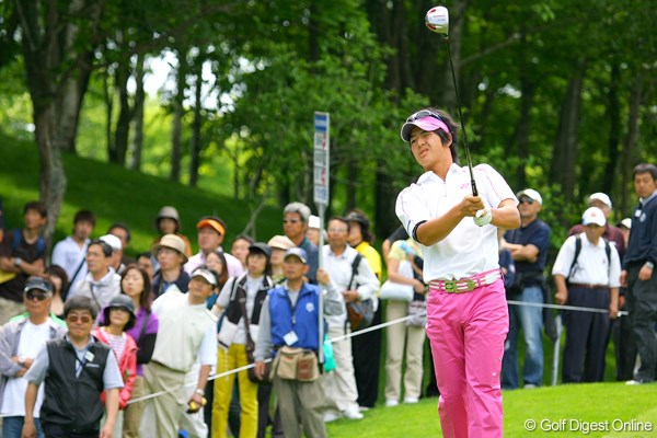 2009年 日本プロゴルフ選手権大会 2日目 石川遼 500ヤードの11番パー4、ティショットを左に曲げてOB。顔を歪める石川遼