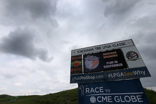 2015年 ヨコハマタイヤLPGAクラシック 3日目 中断 雷雲接近による中断がのべ5時間以上となり第3ラウンドは日没サスペンデッドとなった（Todd Warshaw/Getty Images）