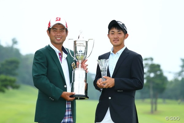 2015年 RIZAP KBCオーガスタゴルフトーナメント 最終日 池田勇太 金谷拓実 まだカップの持ち方がぎこちないローアマ君。
