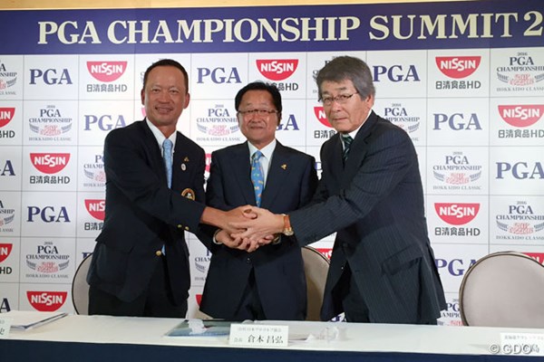 日本プロゴルフ協会の倉本昌弘会長（中央）らが、2016年大会の舞台となる北海道クラシックで会見を行った