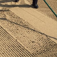 波形のレーキ跡（写真左）とレーキの上側でならした跡（同右） 2016年 日本プロゴルフ選手権大会 日清カップヌードル杯 事前 バンカー