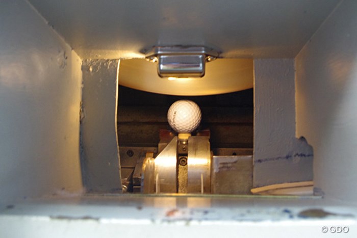 球の初速を調べる機械。ティアップした球の上を高速で回転している機械が球を打つ 2015年 ザ・バークレイズ 機械