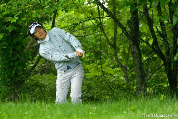 2009年 日本プロゴルフ選手権大会 3日目 石川遼 2番でティショットを左の林へ。OBは免れたがボギーとしてしまう