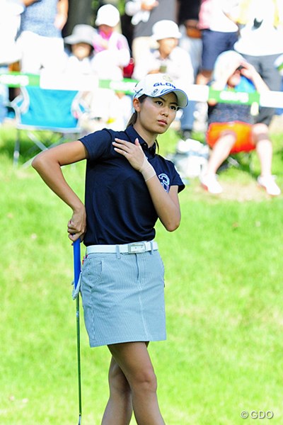 2015年 ゴルフ5レディス 初日 松森彩夏 めっちゃめちゃ細い女の子なんやけど。本年絶好調。ちょっとシップが痛々しいですが…。