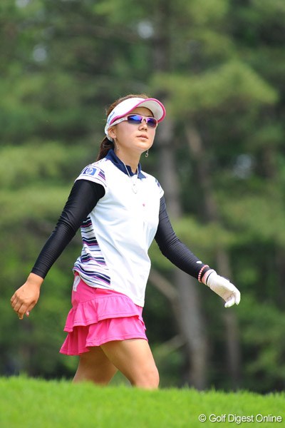 2009年 サントリーレディスオープンゴルフトーナメント 3日目 有村智恵 決まってるなァ～智恵ちゃん。スコアが良いと歩く姿も颯爽としてますよ