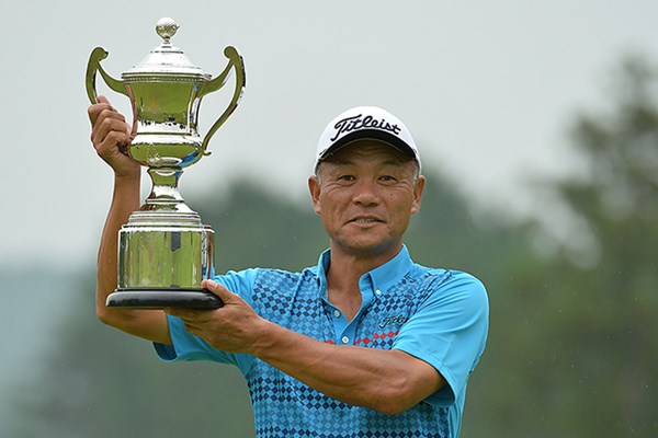 逃げ切りで今季3勝目を挙げた崎山武志は、賞金ランクでもトップに立った ※日本プロゴルフ協会提供