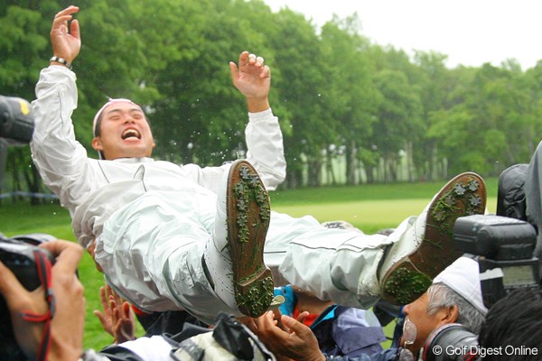 2009年 日本プロゴルフ選手権大会 最終日 池田勇太 後輩たちから水掛けの手荒い祝福を受けた後、歓喜の胴上げ！