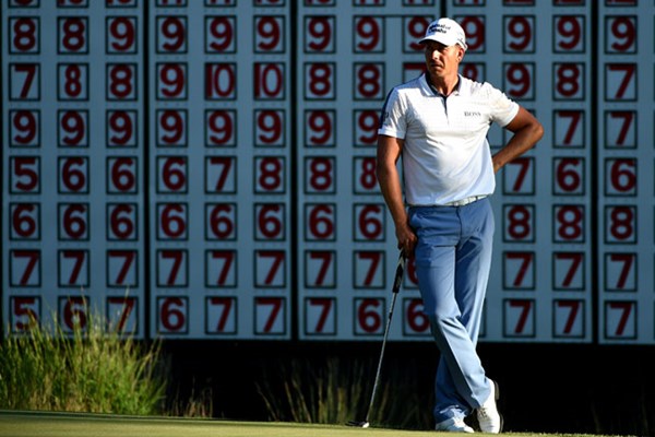 2013年大会の覇者H.ステンソンが「65」をマークして、通算13アンダーで首位に浮上した（Ross Kinnaird/Getty Images）