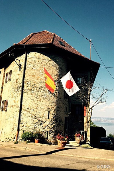 2015年 ザ・エビアン選手権 2日目 上原彩子 1465年に建てられたエビアンでも古い家の1つ。その壁にはスペインと日本の国旗がたなびいている