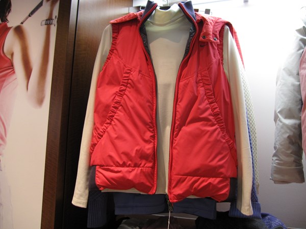ご存知「金田久美子」が着る赤いウェア「ナイキ コンバーチブルダウンジャケット」
