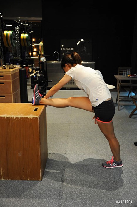 2.箱を使った3Dストレッチ。この体制で上半身をあらゆる方向に動かして、筋肉を立体的に伸ばしていく 2015年 日本女子プロ選手権コニカミノルタ杯 最終日 テレサ・ルー