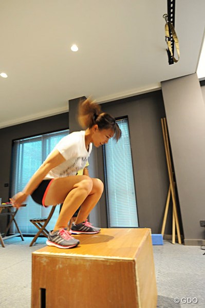 2015年 日本女子プロ選手権コニカミノルタ杯 最終日 テレサ・ルー 3.お尻の筋肉のアクティベーション。箱に飛び乗る動作で刺激していく