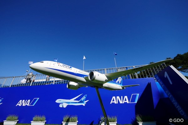 2015年 ANAオープンゴルフトーナメント 初日 飛行機 このでかい模型、普段どこに置いてあるんだろう。