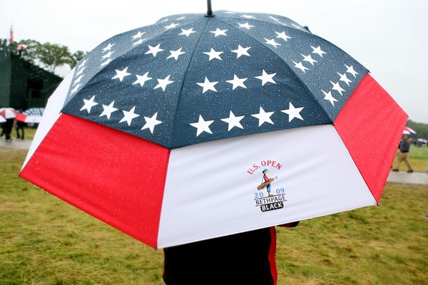 2009全米オープン初日 全米オープンらしいカラフルな傘の下でプレー再開を待つギャラリー(Andy Lyons/Getty Images)