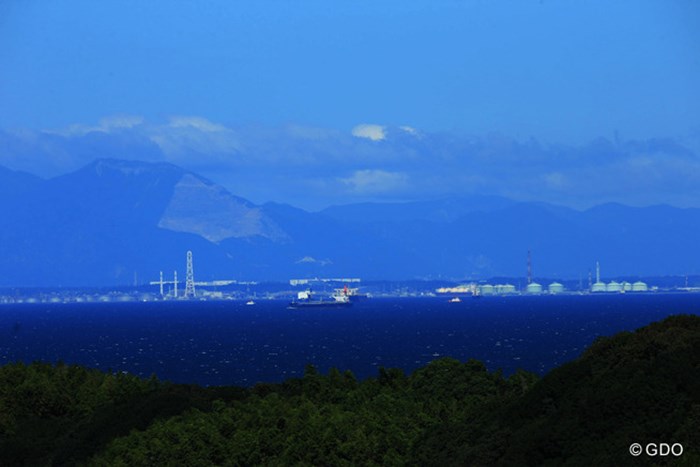 晴れた空気が澄んだ日には、伊勢湾を行き交う船や遠く三重県まで見渡せます。 2015年 マンシングウェアレディース東海クラシック 2日目 5番ホール