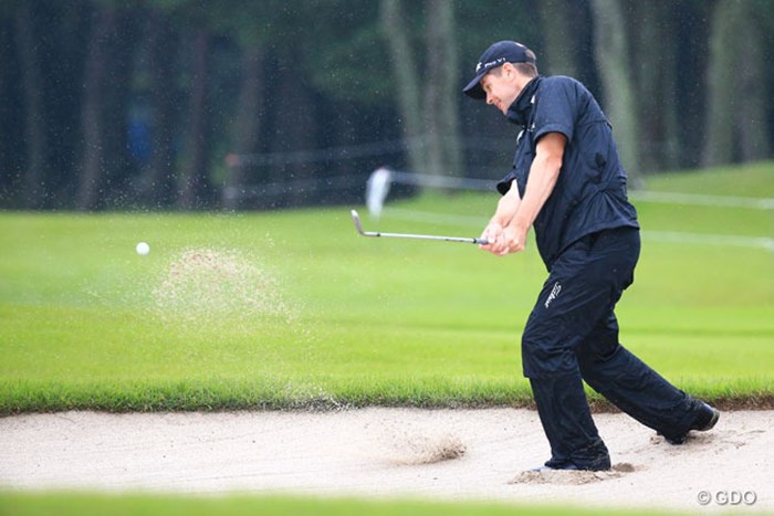 雨が降ってバンカーの砂は重いのかな？ 2015年 アジアパシフィック ダイヤモンドカップゴルフ 2日目 スコット・ストレンジ