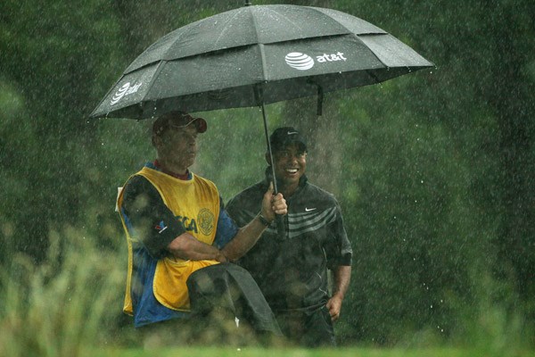 幸運にも雨の影響を受けない選手がいれば、逆の選手も…。タイガーは、まさに雨に祟られ続けている（Andrew Redington /Getty Images）