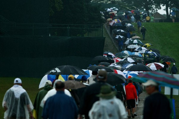 初日に続き降雨によるサスペンデッド。引き上げるギャラリーの足取りも重い（Chris McGrath /Getty Images）