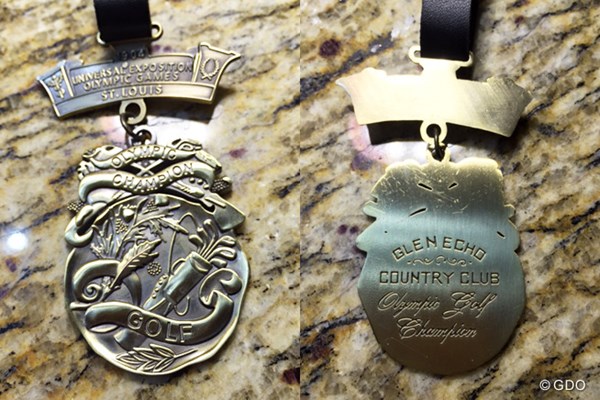 形状を忠実に再現した金メダルレプリカ セントルイス五輪のゴルフで授与されたという金メダルのレプリカ。祝典の参加者にお土産として配られた