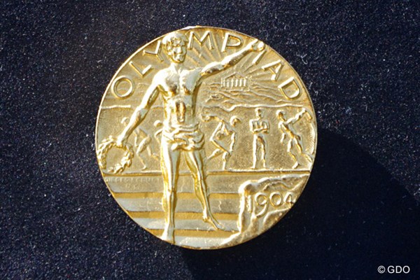 IOC作成の金メダル 1904年と刻印された金メダル。数年前にIOCが作り直したもので、オリジナルとは形状が異なっている