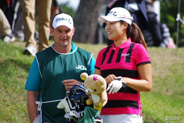 2015年 日本女子オープンゴルフ選手権競技 事前 チョン・インジ サインの列が途切れず、スタート時間に遅刻するトラブル。チョン・インジは苦笑いで最終調整のラウンドに出た