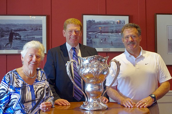 ジョージ・シーモア・リンの子孫たち 左から孫のメリー、ルー、ひ孫のロスとサンディ。中央にあるのは、リオンが獲得したオリンピックトロフィーで、今はカナダのゴルフ殿堂に展示されている