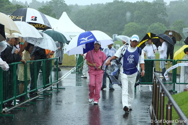 2009年 ニチレイPGMレディス 最終日 飯島茜 飯島茜はスタートに備えて雨の中で練習していたが、中断の報告を聞いて一旦練習を引き上げた