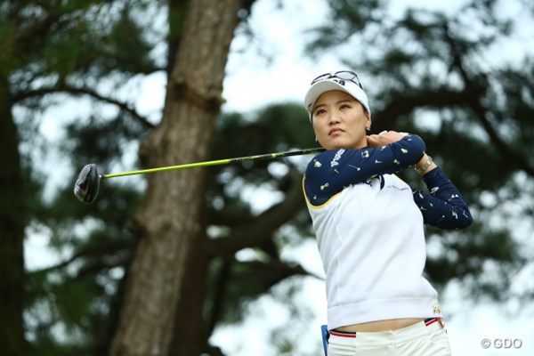 2015年 日本女子オープンゴルフ選手権競技 初日 ユ・ソヨン ゴルフクラブをバイオリンの弓に持ち替えて気分転換。意外な趣味を持つユ・ソヨンが首位発進を決めた