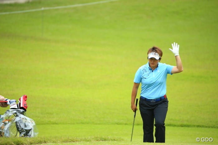 声援にはいつもキッチリと応えるユンジェ 2015年 日本女子オープンゴルフ選手権競技 初日 ウェイ・ユンジェ