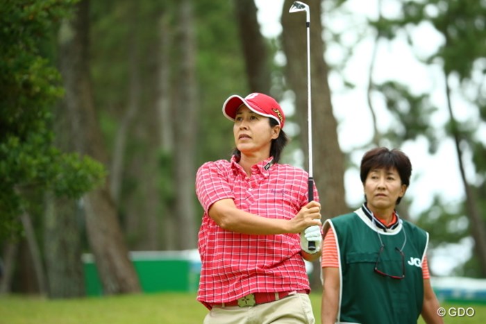 中野さんがキャディだ。仲良しコンビ 2015年 日本女子オープンゴルフ選手権競技 初日 鬼沢信子