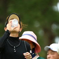 私、飲み物は一気に真上から流しこみます 2015年 日本女子オープンゴルフ選手権競技 初日 北田瑠衣