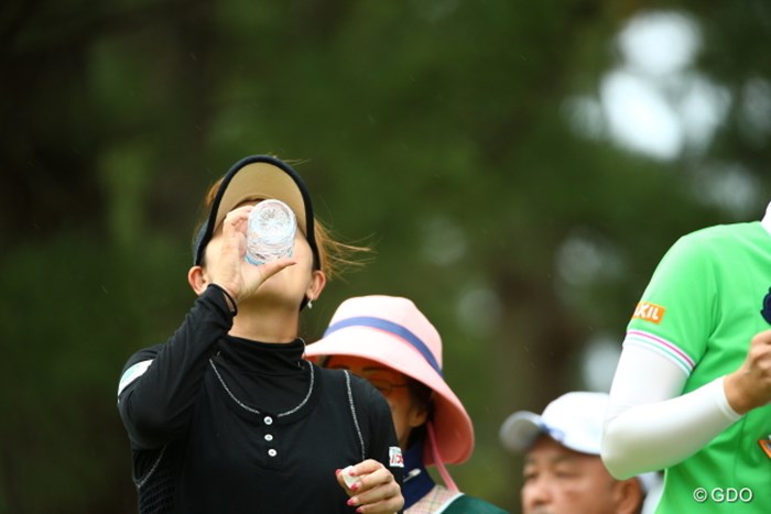 私、飲み物は一気に真上から流しこみます 2015年 日本女子オープンゴルフ選手権競技 初日 北田瑠衣
