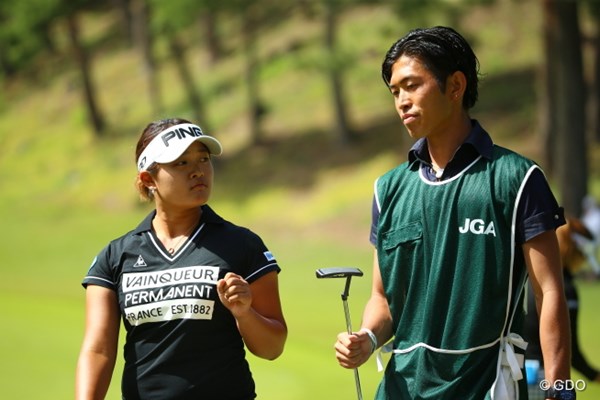 2015年 日本女子オープンゴルフ選手権競技 2日目 鈴木愛 ねぇキャディさん。大山さんはバーディーなのにどうして私はボギーなの？