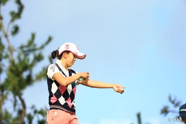 2015年 日本女子オープンゴルフ選手権競技 2日目 堀琴音 おっとお天道様でたぞ。日焼け止め日焼け止め。