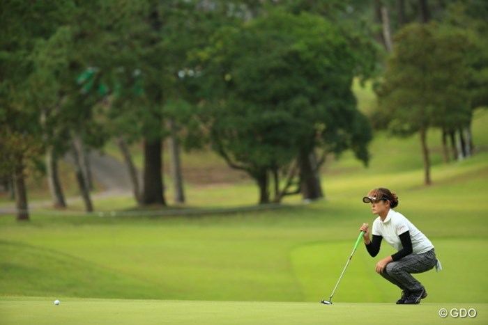 なるべく離れて見た方がいいのね。 2015年 日本女子オープンゴルフ選手権競技 2日目 北田瑠衣