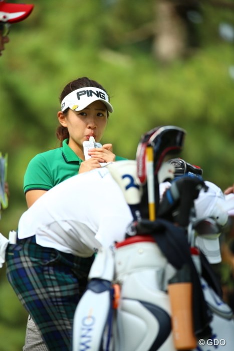 笛吹童子が後ろに。 2015年 日本女子オープンゴルフ選手権競技 2日目 永井花奈（アマ）