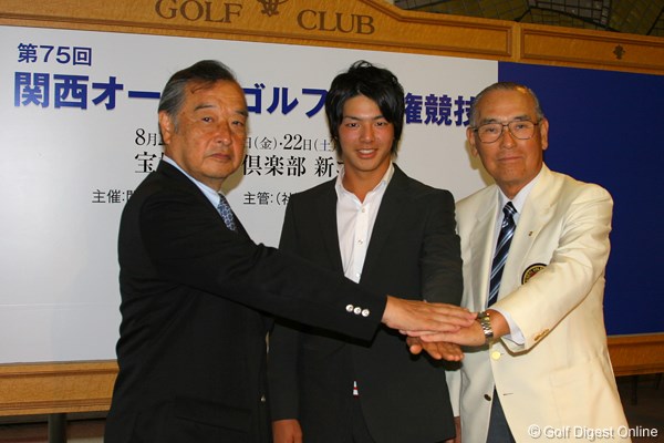 石川遼を挟んで、JTGOの小泉会長（左）と関西ゴルフ連盟の三宮常務