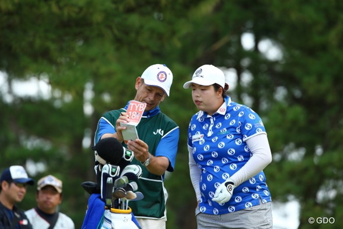 「私にもメニュー見せて！」。。。。お腹すいたの？ 2015年 日本女子オープンゴルフ選手権競技 3日目 フォン・シャンシャン