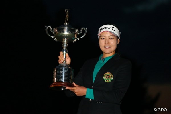 2015年 日本女子オープンゴルフ選手権競技 最終日 チョン・インジ 日没の迫る中、チョン・インジが4ホールに及んだプレーオフを制し、日本メジャー2勝目を挙げた