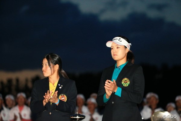 2015年 日本女子オープンゴルフ選手権競技 最終日 チョン・インジ 勝みなみ 表彰式。もう真っ暗。