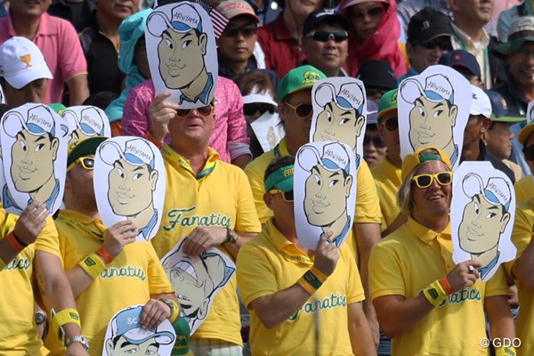 2015年 ザ・プレジデンツカップ 初日 世界選抜の応援団 今年もキター！オーストラリア出身の「ファナティクス」。松山英樹の似顔絵を掲げて応援