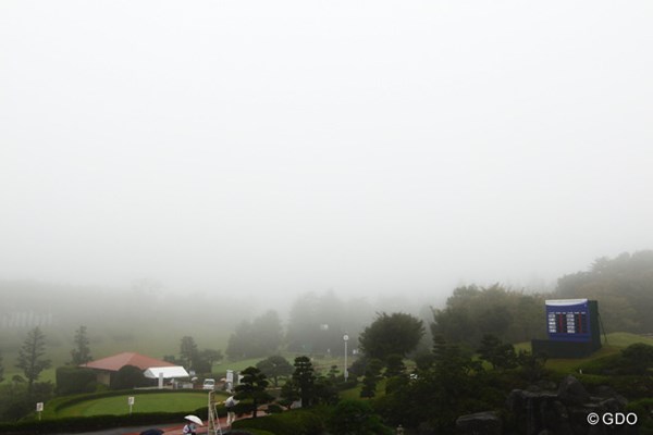 富士山の裾野に広がる東名CCには朝から濃い霧が立ち込めた