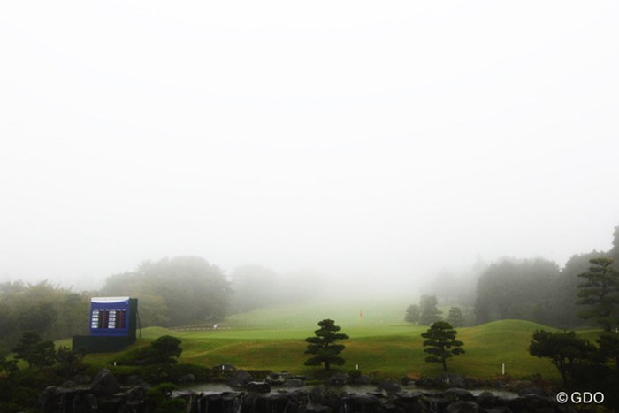 朝から降り続いた雨と濃霧で、インコースのみ9ホールの短縮競技に 2015年 スタンレーレディス 最終日 濃霧
